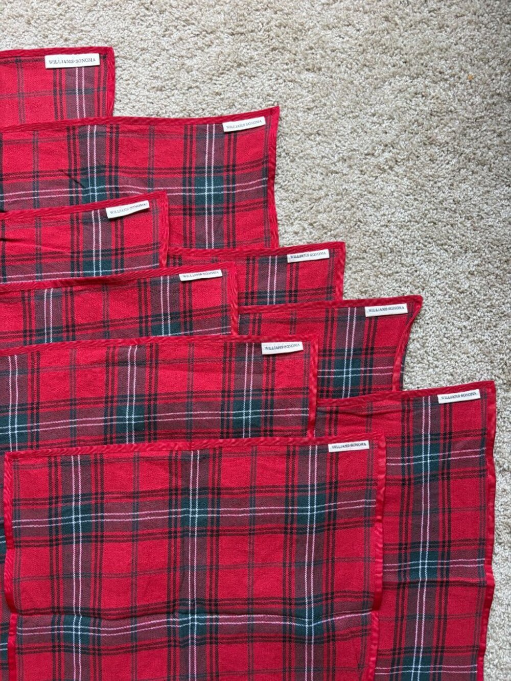 Williams Sonoma Set of 8 Tartan Plaid Red Cloth Napkins and Table Runner 16 x 90 - Picture 7 of 11